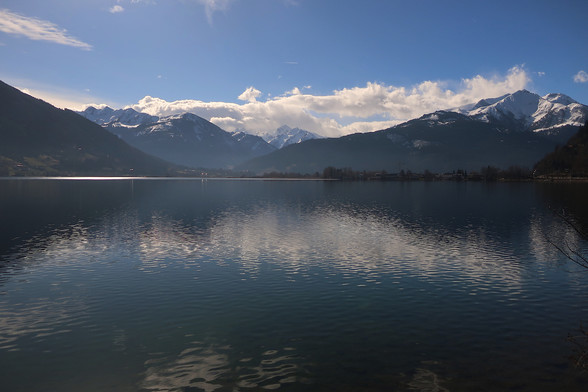 See, Berge und Schnee und Wolken mit Spiegelung