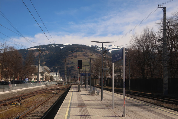 Berge und Schnee und Bahnsteig