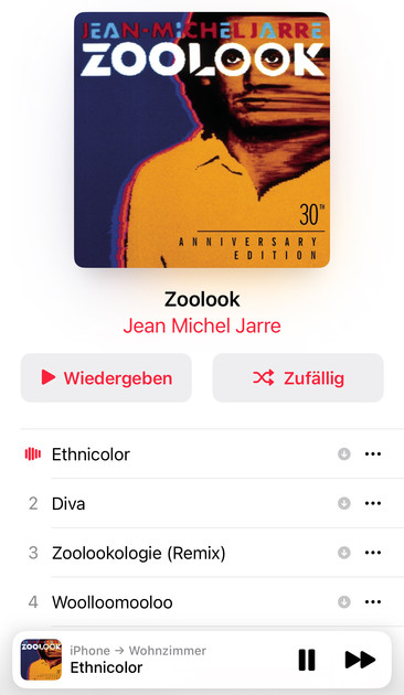 Screenshot des Apple Musikplayers.
Es zeigt das Album «Zoolook» des Künstlers Jean Michel Jarre.
Abgespielt wird gerade «Ethnicolor».
Das Album Cover zeigt den Künstler stilisiert, seine Augen blicken durch die zweiten Doppel-O des Albumtitels. Er trägt ein gelbes Shirt.