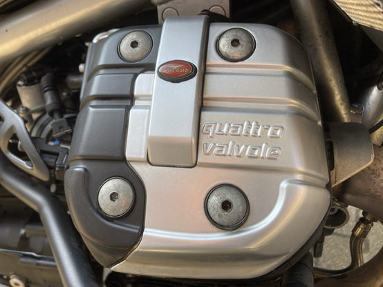 Ein Zylinderkopf einer Moto Guzzi. Aufschrift „Quattro Valvole“