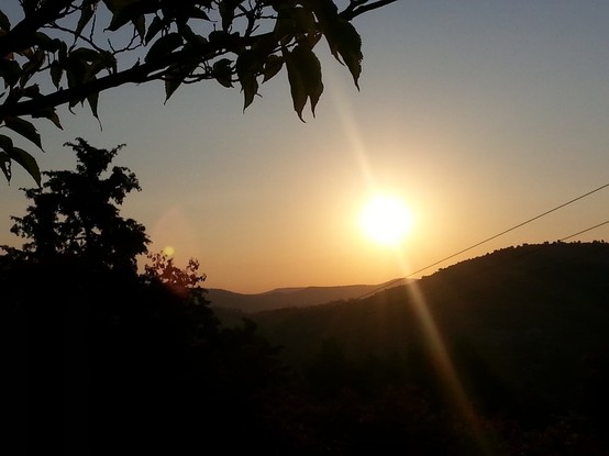 Das Bild zeigt einen Sonnenaufgang in der Provence