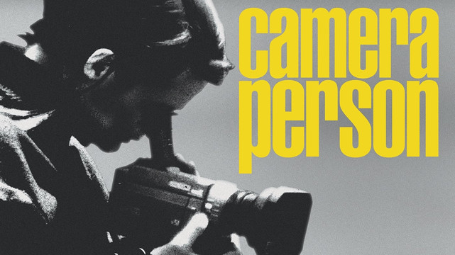 ein Schwarz-Weiß-Bild von Kirsten Johnson im Profil; sie hält eine kompakte Handkamera und blickt durch den Sicher; daneben in fetten gelben Buchstaben der Filmtitel "Camera Person"