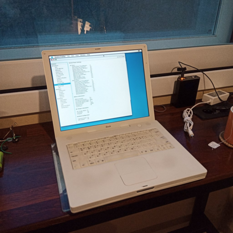 Photo of the iBook G3 900Mhz 14 inch the first time I powered it on using the new battery, without it being connected to the charger.