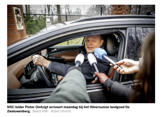 Pieter Omtzigt achter het stuur van een elektrische Volkswagen ID.7