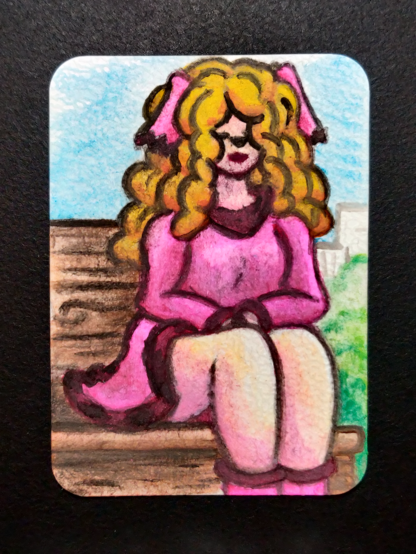 Une carte aux aquarelles représentant une femme anthropomorphique avec des cheveux blonds fluffy, une robe rose avec des bords bordeaux, les yeux fermés assises sur un banc en bois, dans un parc un jour de beau temps ; au loin des arbres et des immeubles.