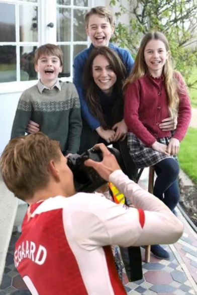 Photoshop with Camera-wielding Martin Odegaard not just going up the tunnel.