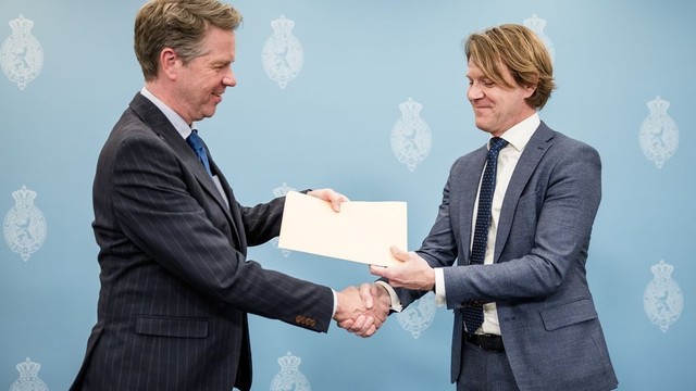 Foto van vandaag, waarop Kim Putters zijn eindverslag aan Martin Bosma overhandigt.