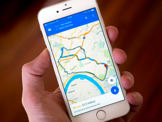 Eine Hand hält ein Smartphone mit einer Karten-App. Weder Google Maps noch Apple Karten bieten Importe und Exporte von Daten an. Bei Notiz-Apps ist es sehr ähnlich ... 