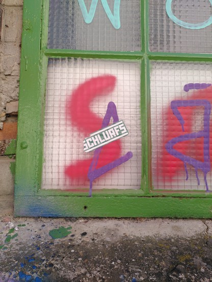 Fenster der Straßenbahnremise Währing mit Aufkleber: "Schlurfs"