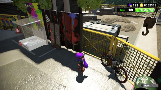 In Splatoon 2, piles of dirt sit behind construction fencing behind the start.