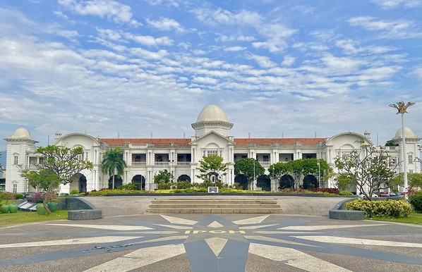 Ipoh train station. / Photo by Sharon Hahn Darlin released under CC BY 2.0 on Wikimedia Commons.