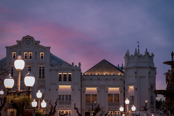 Se puede ver parte del edificio del circulo oscense de la ciudad de Huesca y farolas encendidas con un cielo de color índigo.

You can see part of the building of old Casino of Huesca with streetlights on with Indigo Sky.