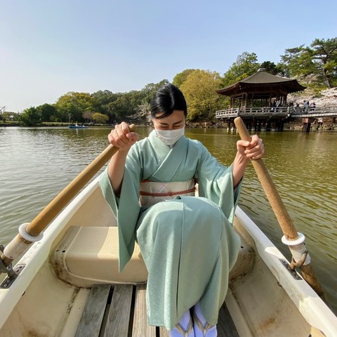 Nao-san gets the hang of rowing.