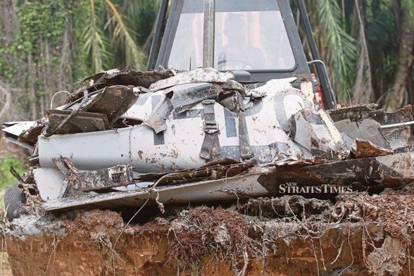 Remnants of the aircraft that has crashed in Kapar. / Photo from linked article.