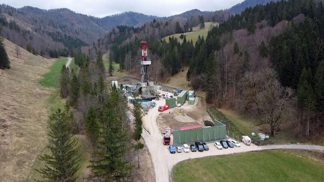 Bild: Bohranlage in Mölln aus der Luft

Testbohrungen an benachbarten Standorten

Vorausgesetzt die erforderlichen Genehmigungen werden erteilt, wird in Molln im Herbst weitergebohrt, um zu erfahren, ob die Qualität dieses Gases zur Förderung ausreicht. Auch an benachbarten anderen Standorten sollen noch Testbohrungen erfolgen. „Der erste Schritt ist, wir werden diese Bohrung im Herbst wohl erst testen können.