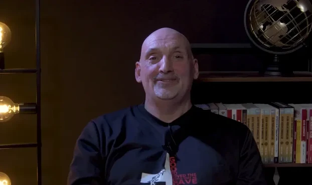 Conheça a história de André, um viciado em drogas desde a adolescência que teve seu vício superado após uma oração em culto. Foto: Reprodução/YouTube/Frontrunners Ministries - NL