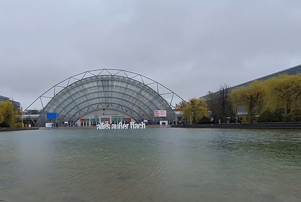 Ansicht Haupthalle von draußen.