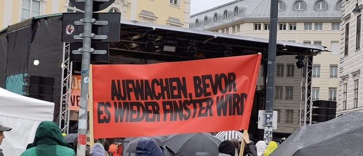 demo-plakat: „aufwachen, bevor es wieder finster wird“