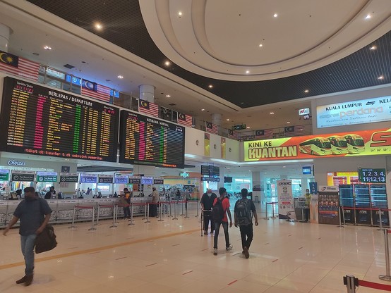 Interior of Terminal Bersepadu Selatan (TBS) bus terminal. / Photo by *angys* released under CC BY-SA 4.0 on Wikimedia Commons.