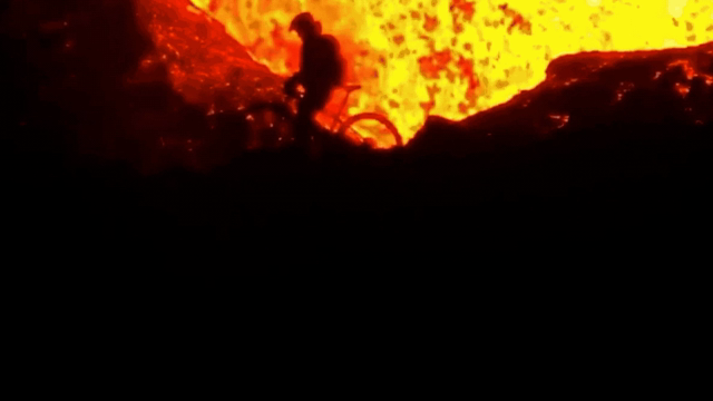 Filmsequenz mit 200mm Teleobjektiv aufgenommen, ein Radfahrer kämpft in der Dunkelheit mit unebener Piste, im Hintergrund (scheinbar direkt hinter ihm, tatsächlich aber runde 250m entfernt) explodiert ein Vulkan (Geldingadalir, Island, 30.4.2021).

Quelle:
https://www.instagram.com/p/C1fWWM7qXyP/?img_index=8