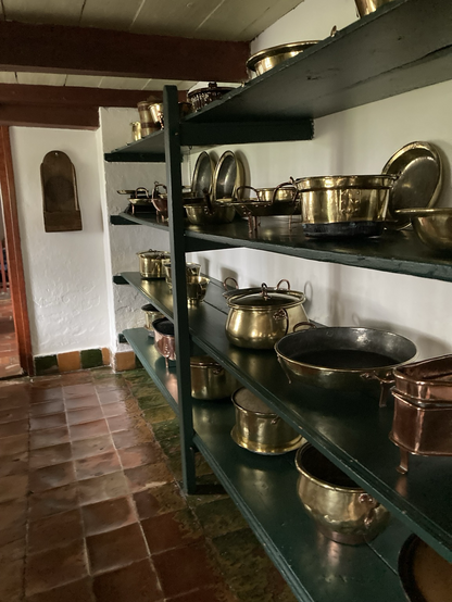 Glimmende potten in ruime open kasten 