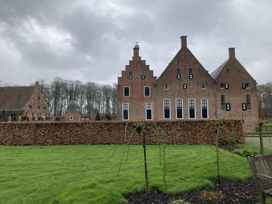 Blik vanuit de lange tuin van de lusthof op de driedelige borg met de raampartij, waarvan de 4 in het midden bij de grote zaal horen en de kleine rechts bij de studeer- en kinderkamer 