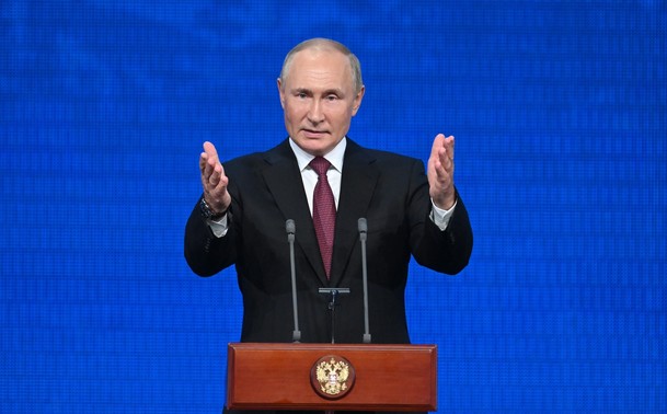 Der russische Präsident Wladimir Putin spricht im September 2022 bei einer Zeremonie anlässlich des 100. Jahrestages der Republik Adygeja, der Republik Kabardino-Balkarien und der Republik Karatschajewo-Tscherkessien.
Autor: Kremlin.ru
Lizenz: CC BY 4.0