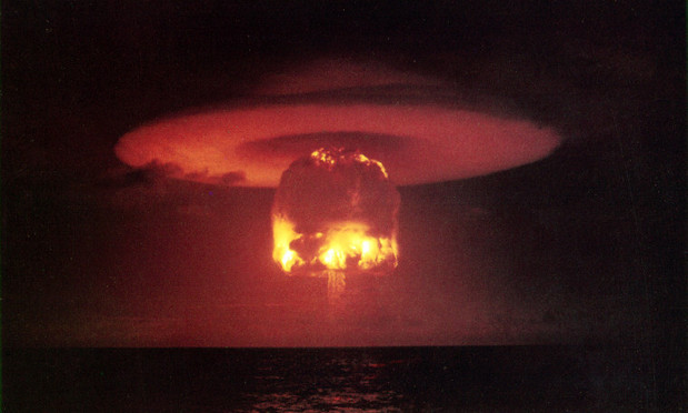Atomwaffentest Romeo (Ausbeute 11 Mio. t) auf dem Bikini-Atoll. Der Test war Teil der Operation Castle. Romeo war der erste Atomtest, der auf einem Lastkahn durchgeführt wurde. Der Lastkahn befand sich im Bravo-Krater.
Autor: United States Department of Energy - US gov
Lizenz: Public Domain
