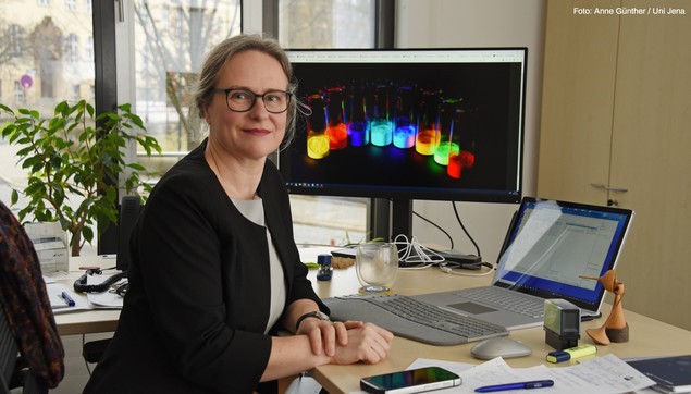 Prof. Dr. Birgit Weber am Institut für für Anorganische und Analytische Chemie. Foto: Anne Günther / Uni Jena