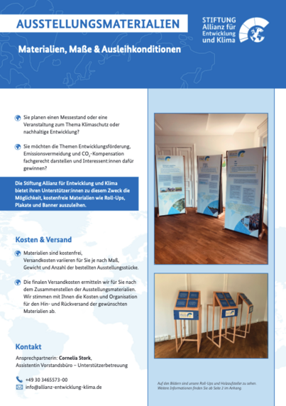 Zu sehen ist die erste Seite des Flyers.
In der Überschrift steht "Ausstellungsmaterialien. Materialien, Maße und Ausleihkonditionen".
Darunter steht in der linken Spalte Text. In der rechten Spalte sind Beispielbilder der Aufsteller abgebildet.