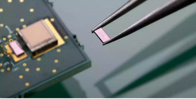 The chip shown in the illustration measures 8 x 5.3 mm and enables wireless charging of brain implants using ultrasound technology. It allows very precise beam scattering up to an angle of 53 degrees and requires 69% less power than conventional systems.