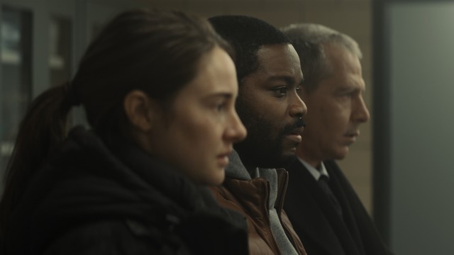 Shailene Woodley, Jovan Adepo und Ben Mendelsohn (von vorne nach hinten) stehen leicht versetzt zueinander nebeneinander, die Kamera blickt von der Seite auf die nach rechts Blickenden