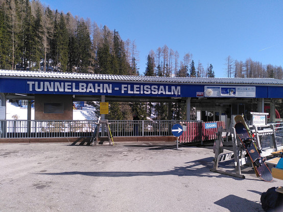 Hängestandseilbahn-Talstation mit Aufschrift "TUNNELBAHN - FLEISSALM"