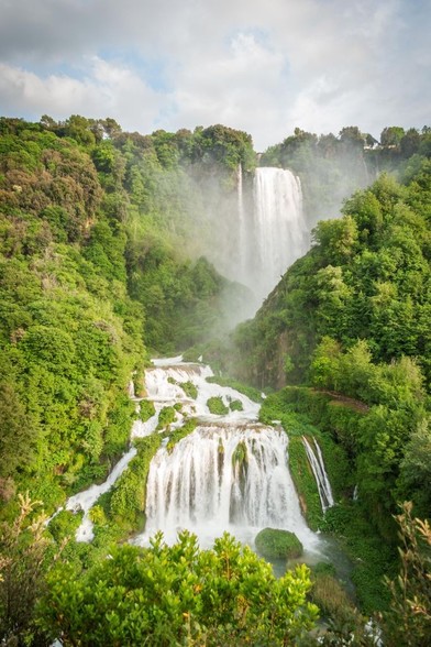 Cascadas rodeadas de bosque.
