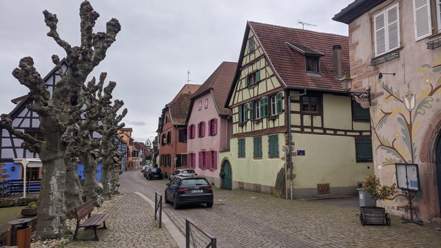 Bild der Innenstadt Bergheim im französischen Elsass. Zu sehen sind ausschließlich Fachwerkhäuser in bunten Farben.