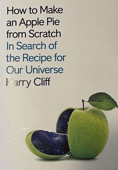 Titel des Buchs "How to Make an Apple Pie from Scratch. In Search of the Recipe for Our Universe" von Harry Cliff. Zu sehen ist ein angeschnittener grüner Apfel, dessen Fruchtfleisch durch ein Bild des Universums ersetzt ist.