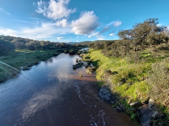 El Arroyo de Guadarrama fluyendo con abundante caudal después de las últimas y  beneficiosas lluvias caidas