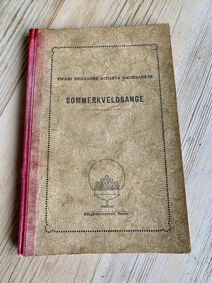 En gammel bok fra 1920-tallet av SWAMI SRIANANDA ACHARYA GAURISANKAR med tittelen SOMMERKVELDSANGE utgitt på
Ødegårds trykkeri, Røros.