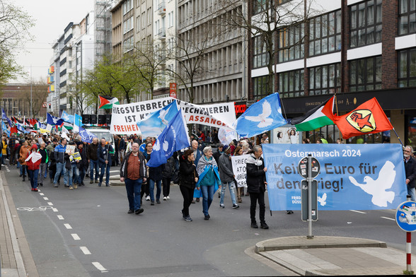 Blick auf die Teilnehmer des Ostermarsch 2024 in Düsseldorf. Zu sehen ist das Fronttransparent mit dem Text „Kein Euro für den Krieg“.