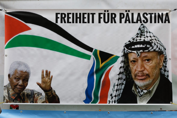 Zu sehen ist ein Transparent mit Jassir Arafat.