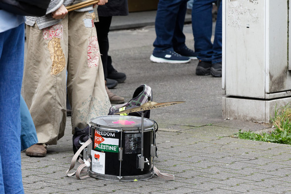 Zu sehen ist ein Trommel mit Stickern. Auf den Stickern steht „Freedom for Palestine“ und „Solidarisch gegen Impfzwang, Konzern-Faschismus & digitale Kontrolle!“. Für einen „Great Reset“ von unten!