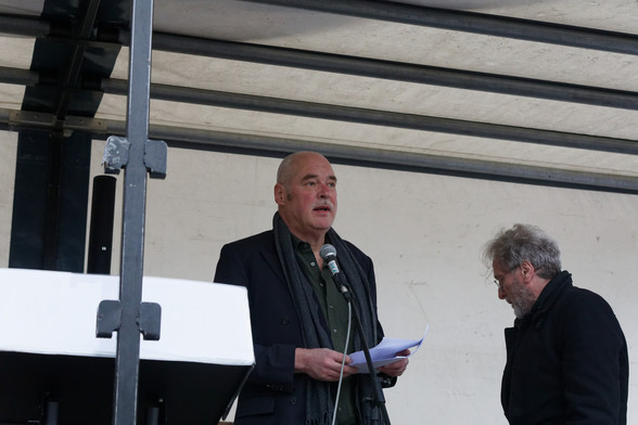 Zu sehen ist Michael Aggelidis auf der Bühne am Burgplatz in Düsseldorf.