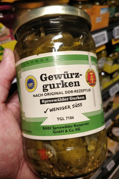 Glas mit Gewürzgurke nach DDR Rezept aus dem Jahr 2024