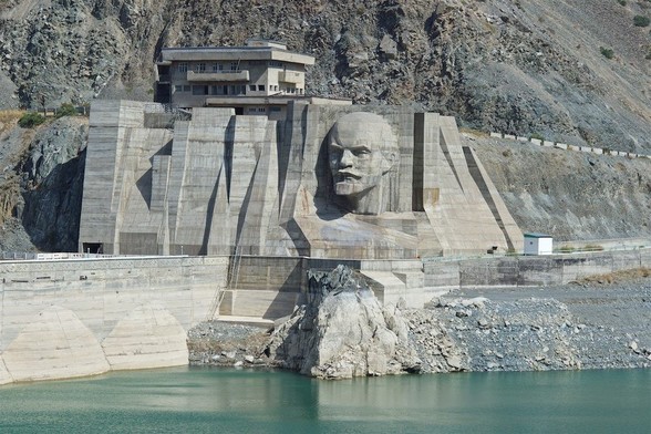 Embalse con la cara gigante de Lenin en uno de sus muros.
