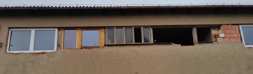 Bild zeigt verschiedene Fenster nebeneinander an einem alten Haus.