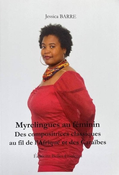 Couverture du livre Myrelingues au féminin ; Des compositrices classiques au fil de l'Afrique et des Caraïbes.
Il s'agit simplement d'une photographie de l'autrice de profil avec un léger sourire dans un habit rouge sur un fond blanc. Elle porte aussi de nombreux colliers autour de son coup et deux grosses boucles d'oreille.