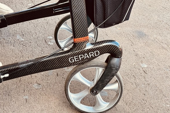 Vorderrad/-Achse und Gestänge eines Rollators. Beschriftet mit: GEPARD