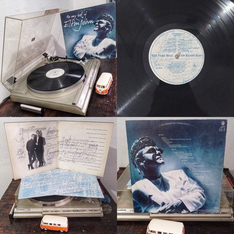 Montagem de fotos com vinil no toca discos de fundo na foto capa do vinil, selo do vinil, capa gatefold aberta mostrando a parte interna e contra capa do vinil 