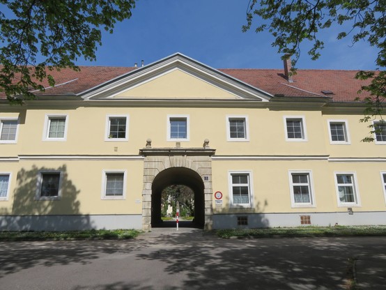 Portal des Niembsch-Hof, vormals Kavallerie-Kaserne, Stockerau