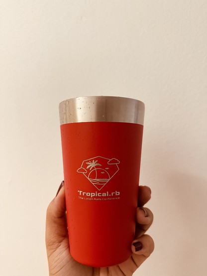 foto do copo Stanley personalizado com a logo da Tropical.rb